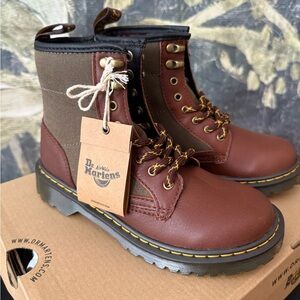 Kids Dr Martens boots. NWT. Sz 1 youth